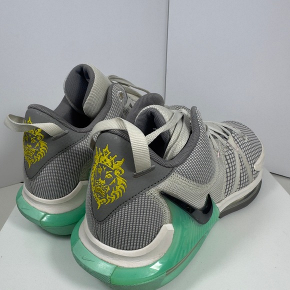 Athletic_Shoes